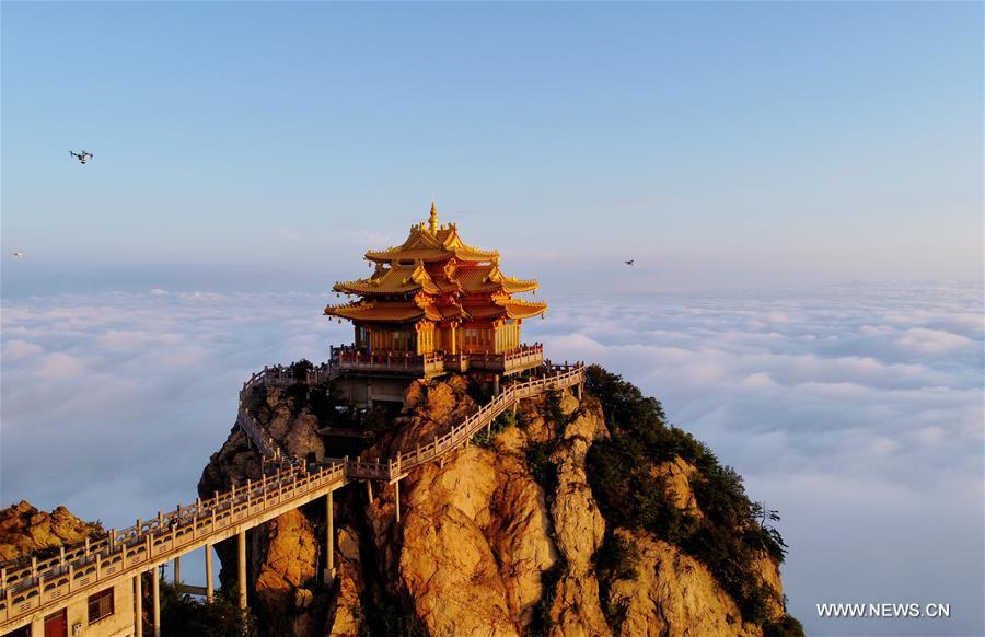 الصورة: بحور السحاب حول قمة جبل لاوجيون بوسط الصين 