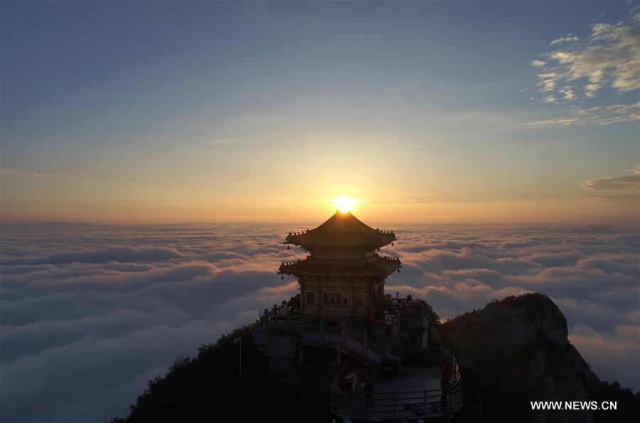 الصورة: بحور السحاب حول قمة جبل لاوجيون بوسط الصين 