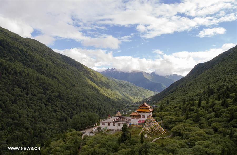 الصورة: معبد وسط جبال سيقونيانغ بجنوب غربي الصين 
