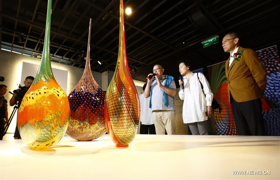 الصورة: فني إيطالي شهير يعرض أعماله الزجاجية في شانغهاي الصينية 