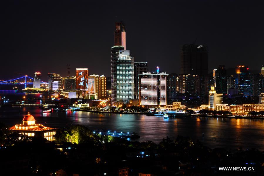 الصورة : مناظر ليلية ساحرة في مدينة شيامن بجنوب شرقي الصين 