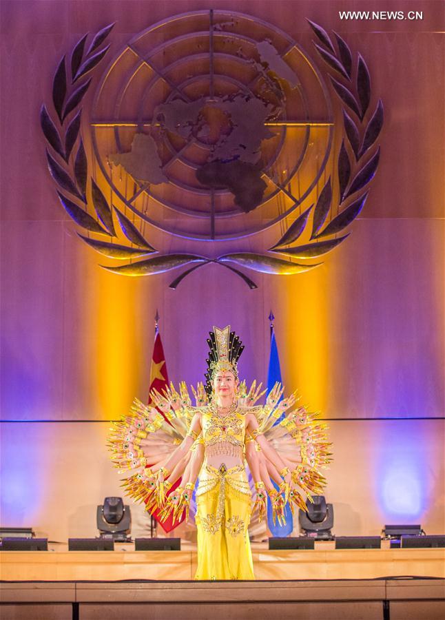 الصورة : عرض آلهة الرحمة البوذية في قصر الأمم في سويسرا 