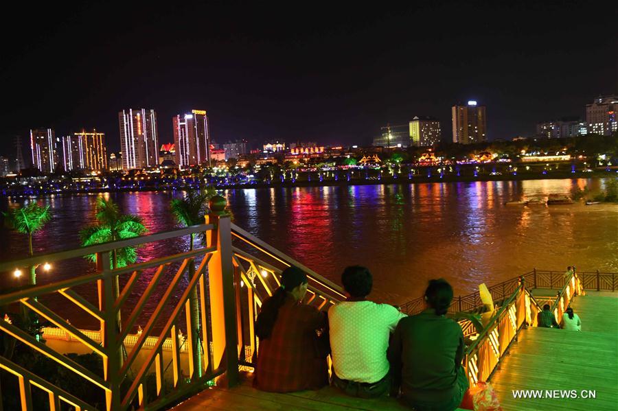 الصورة: المناظر الليلية على شاطئ نهر لانتشانغ