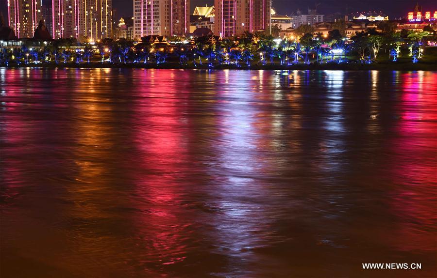 الصورة: المناظر الليلية على شاطئ نهر لانتشانغ