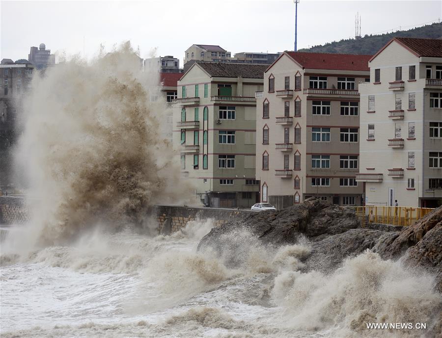 الصورة : رياح قوية وموجات هائجة في شرقي الصين بسبب إعصار تليم