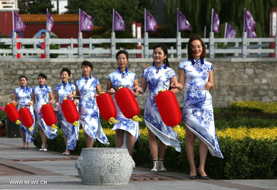 الصورة: عرض أزياء تشيباو التقليدية الصينية في موقع باوشان المنظري 