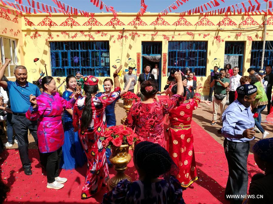 الصورة: حفلة زفاف بين رجل من قومية الويغور وامرأة من قومية هان في منطقة شينجيانغ