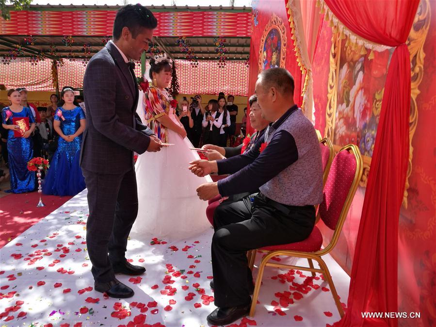 الصورة: حفلة زفاف بين رجل من قومية الويغور وامرأة من قومية هان في منطقة شينجيانغ