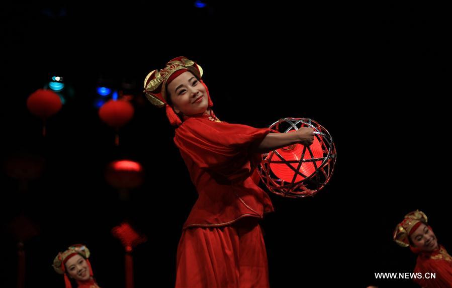 الصورة: فرقة هانجو الصينية تقدم عرضا فنيا ضمن الأسبوع الثقافي الصيني بالأردن