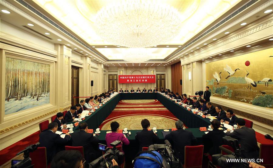 الصورة: مناقشات مفتوحة لبعض الوفود إلى المؤتمر الوطني الـ19 أمام مراسلين صينيين وأجانب  