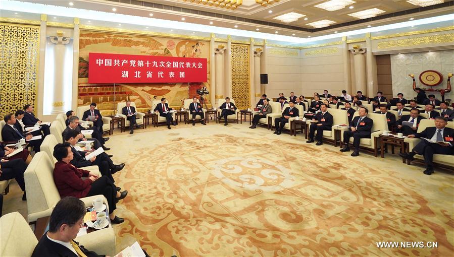 الصورة: مناقشات مفتوحة لبعض الوفود إلى المؤتمر الوطني الـ19 أمام مراسلين صينيين وأجانب 