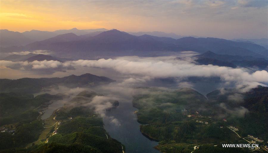 الصورة:مناظر جذابة لجبل دابيه محاطا بالغيوم بشرقي الصين