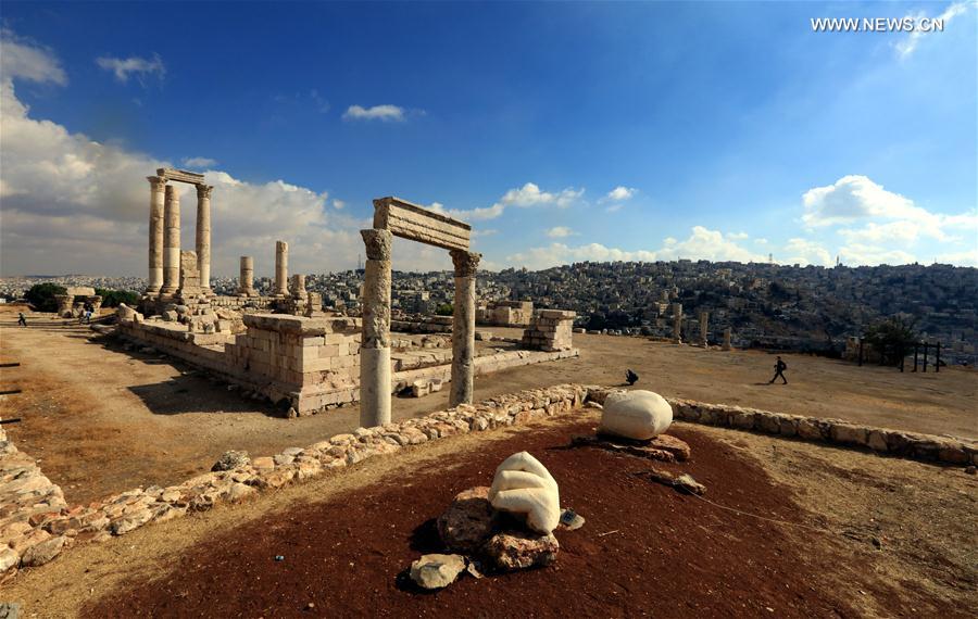 الصورة: "جبل القلعة" من أشهر المواقع الأثرية في عمان