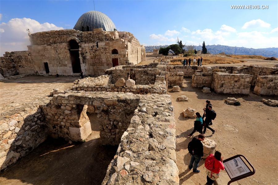 الصورة: "جبل القلعة" من أشهر المواقع الأثرية في عمان