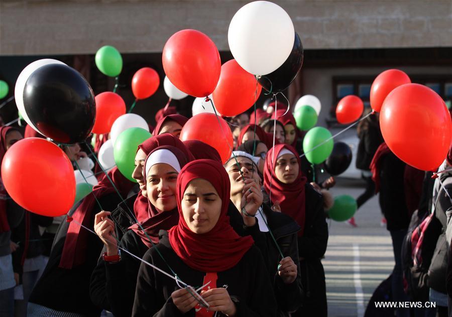 الصورة: طالبات فلسطينيات يتظاهرن في نابلس ضد قرار الرئيس الأمريكي بشأن القدس