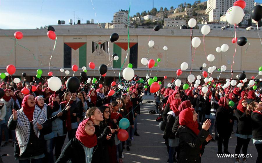 الصورة: طالبات فلسطينيات يتظاهرن في نابلس ضد قرار الرئيس الأمريكي بشأن القدس