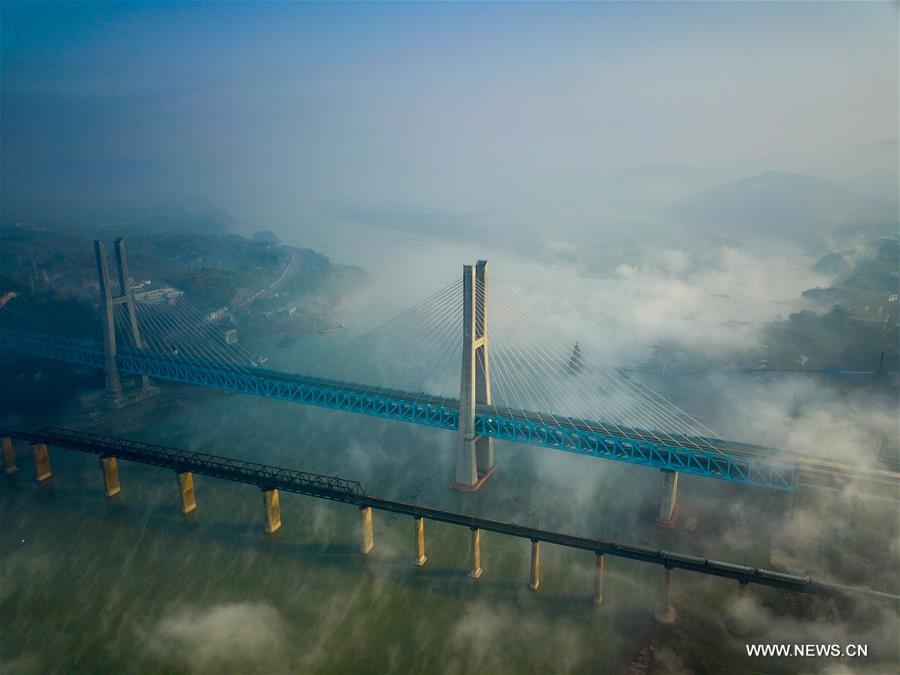 الصورة: إنجاز أول جسر معلق من طابقين و6 خطوط في العالم في بلدية تشونغتشينغ