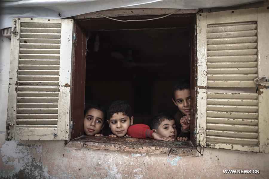الصورة: عائلات فلسطينية تعيش في منازل فقيرة داخل المخيمات في قطاع غزة