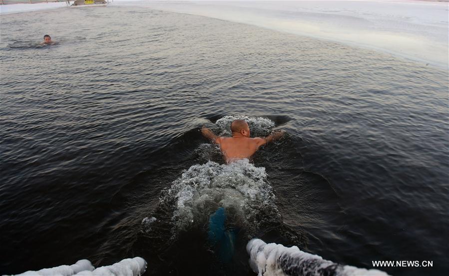 الصورة: السباحة الشتوية وسط درجات حرارة متدنية في شمال شرقي الصين