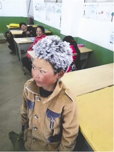 صورة تلميذ يغطي شعره الصقيع والجليد تثير تعاطف متصفحي الإنترنت 