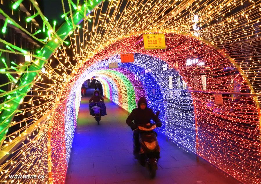 الصورة: تزيين الشوارع  بمصابيح ملونة في شرقي الصين