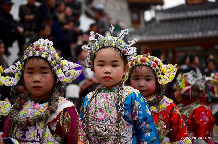 الصورة: قبعات التقليدية لأطفال قومية دونغ 