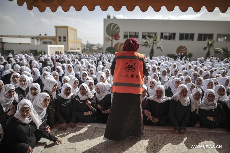 الصورة: تدريب على طرق الإخلاء في حالات الطوارئ بمدارس غزة