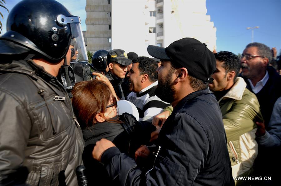 الصورة: تظاهرة ضد ارتفاع الأسعار في تونس