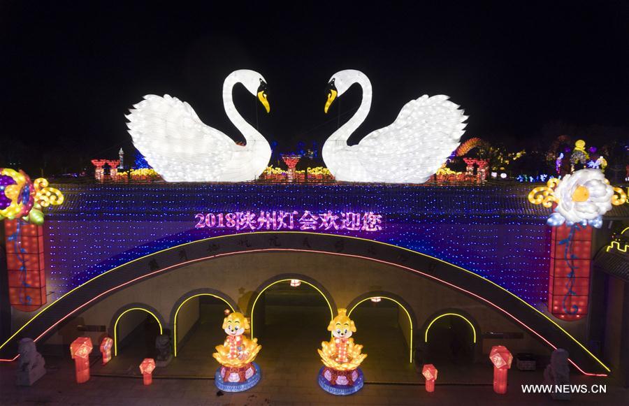 الصورة: مصابيح ملونة ومختلفة الأشكال في وسط الصين