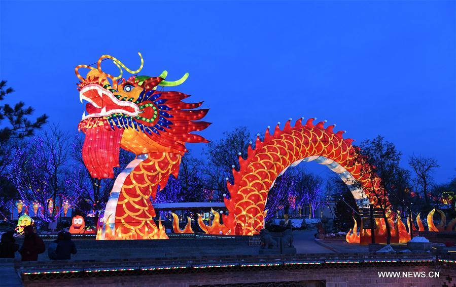 الصورة: مصابيح ملونة ومختلفة الأشكال في وسط الصين