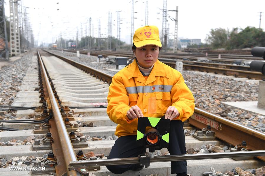 الصورة: موظفات في السكك الحديدية جنوبي الصين