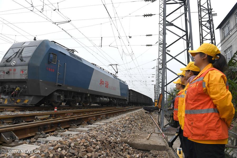 الصورة: موظفات في السكك الحديدية جنوبي الصين