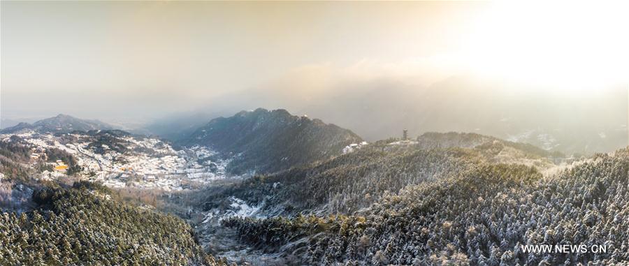الصورة: مناظر خلابة بعد تساقط ثلوج على جبال جيوهوا بشرقي الصين