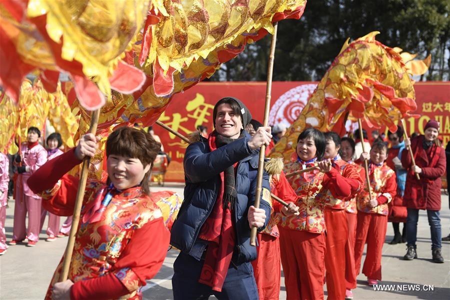 الصورة: أجانب يجربون عادات شعبية صينية تقليدية