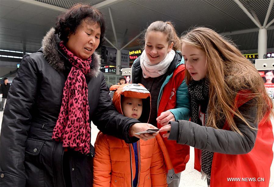 الصورة: متطوعون أجانب في محطة السكة الحديدية الصينية 