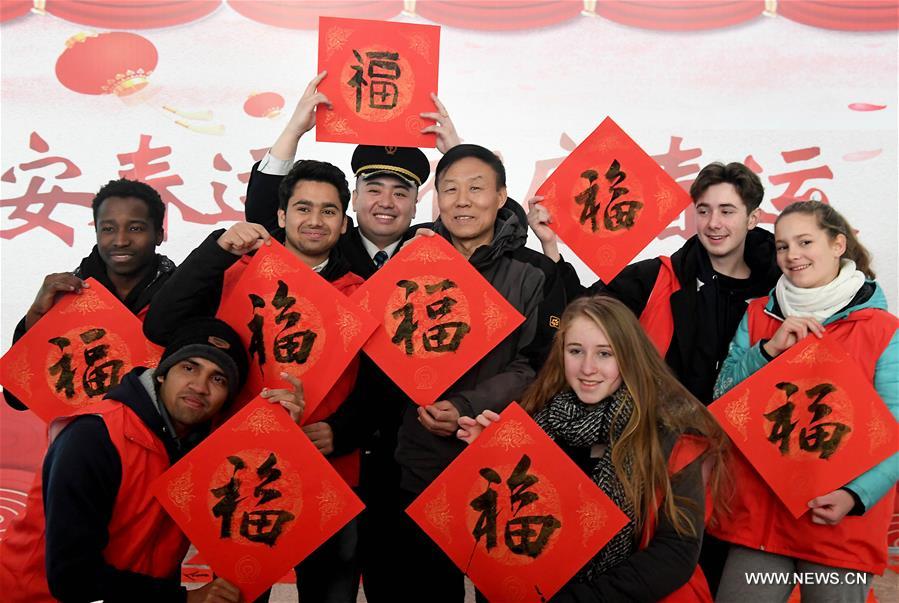 الصورة: متطوعون أجانب في محطة لسكك الحديد الصينية 