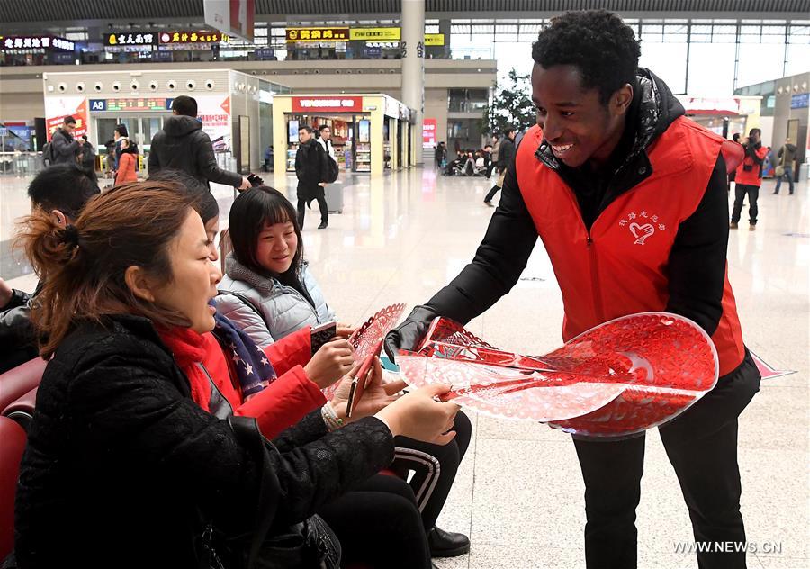 الصورة: متطوعون أجانب في محطة لسكك الحديد الصينية 