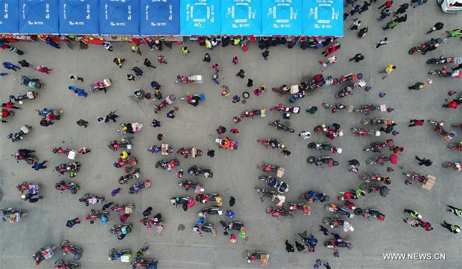 الصورة : عودة أشخاص إلى مسقط رأسهم على متن الدراجات النارية في جنوبي الصين