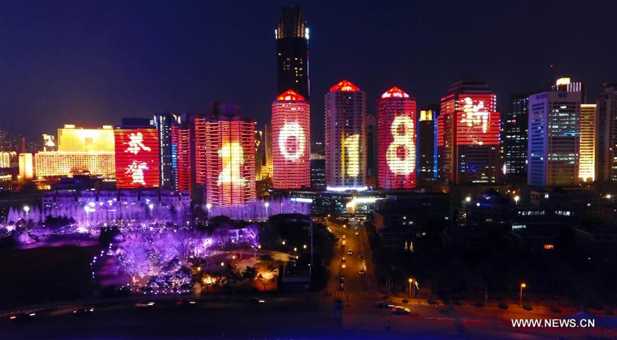 الصورة : منظر ليلي لمدينة تشينغداو الساحلية بشرقي الصين