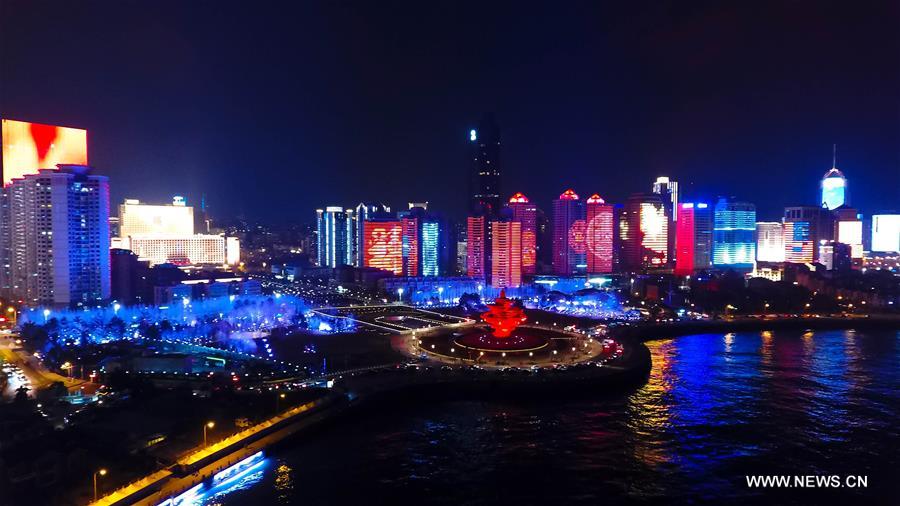 الصورة : منظر ليلي لمدينة تشينغداو الساحلية بشرقي الصين