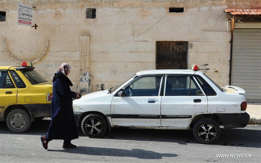 الصورة: "أم النور" أول سيدة سورية في حلب تقود سيارة أجرة لكسب العيش في أوقات الحرب