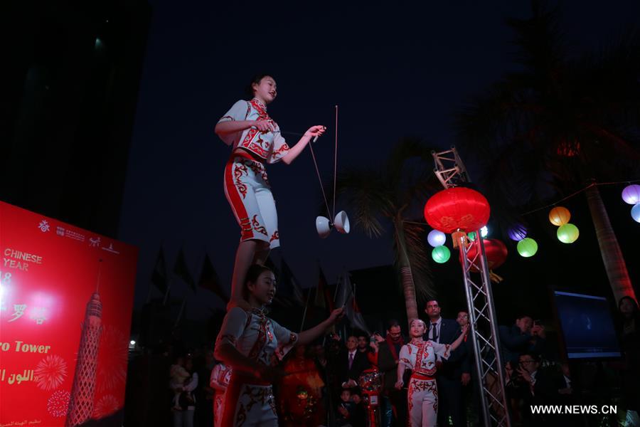 الصورة: إضاءة برج القاهرة باللون الأحمر احتفالا بعيد الربيع الصيني