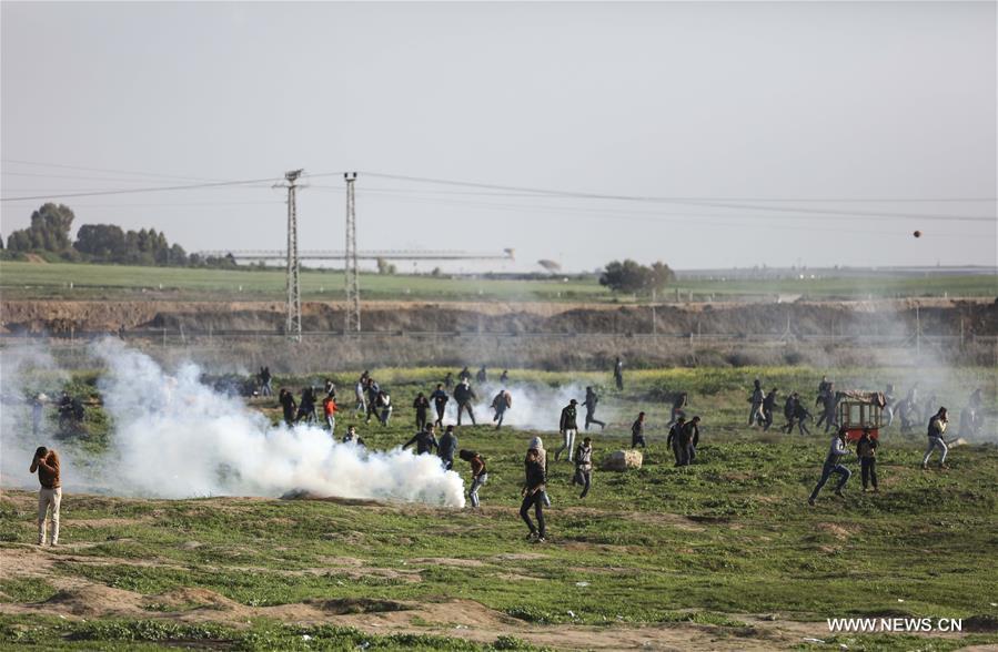 الصورة: إصابة 32 فلسطينيا في مواجهات مع الجيش الإسرائيلي بالضفة وغزة