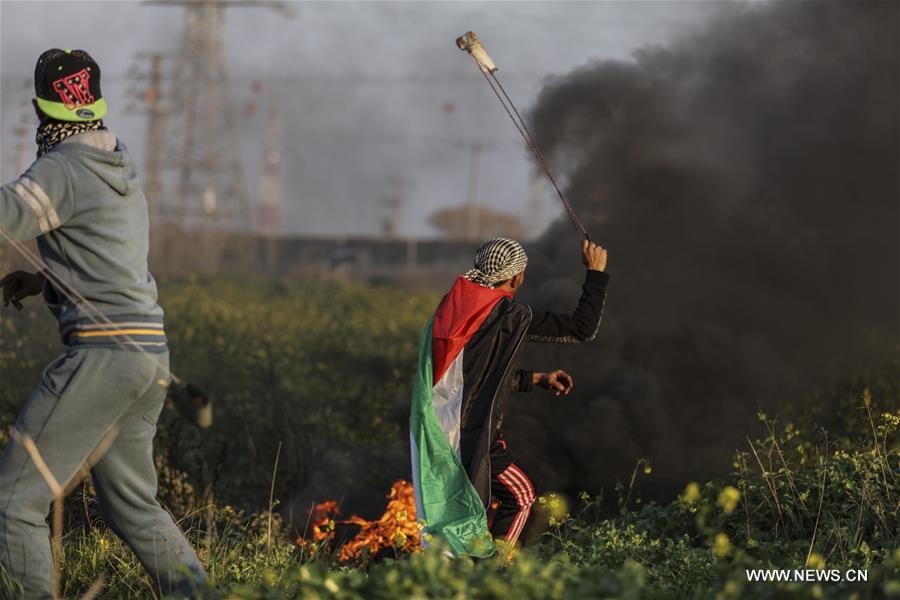 الصورة: إصابة 32 فلسطينيا في مواجهات مع الجيش الإسرائيلي بالضفة وغزة