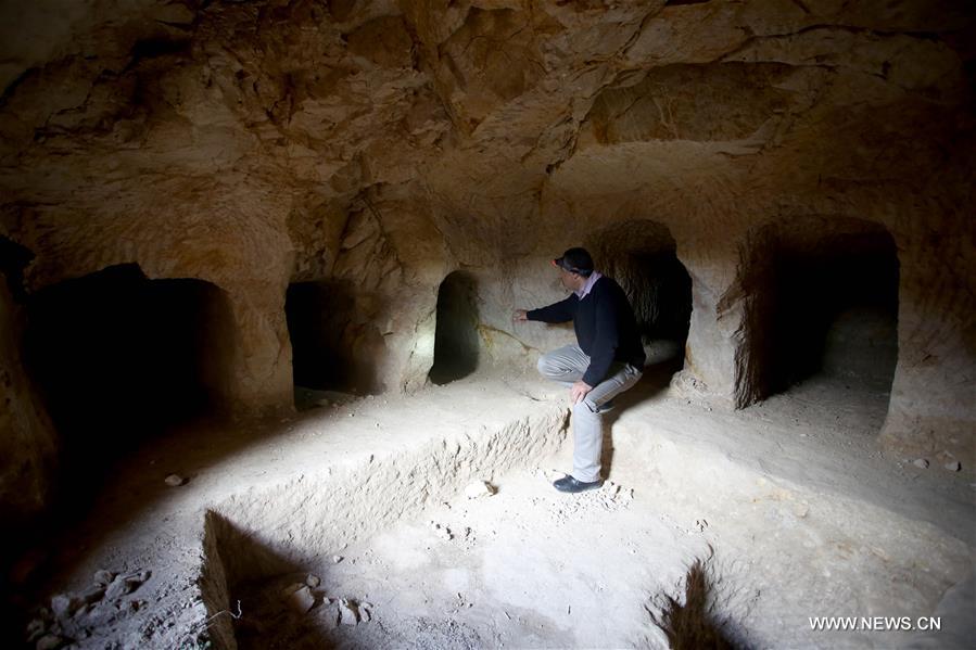 الصورة: اكتشاف مقبرة تاريخية في مدينة نابلس بالضفة الغربية