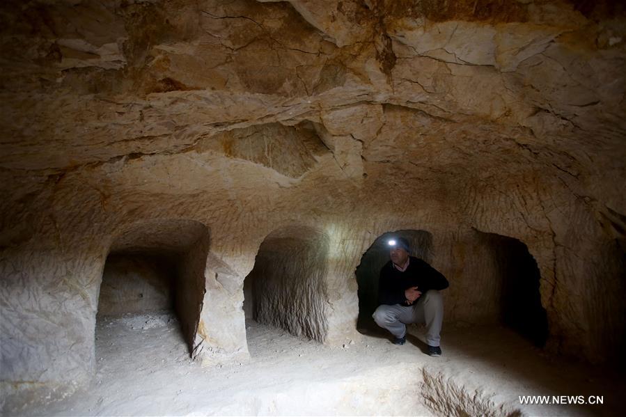 الصورة: اكتشاف مقبرة تاريخية في مدينة نابلس بالضفة الغربية