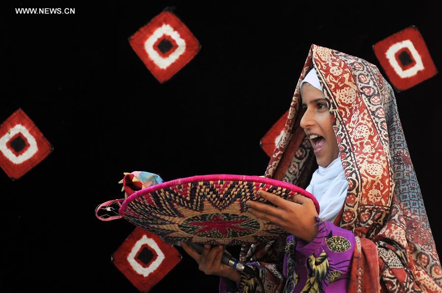 الصورة: صنعاء تستضيف عرضا للأزياء يحمل شعار "السلام والوحدة والحب"