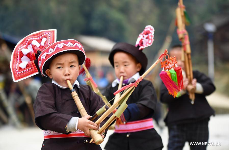 الصورة: نشاطات احتفالية ممتعة بعيد الربيع في قرية تسن تسوي لقومية مياو 