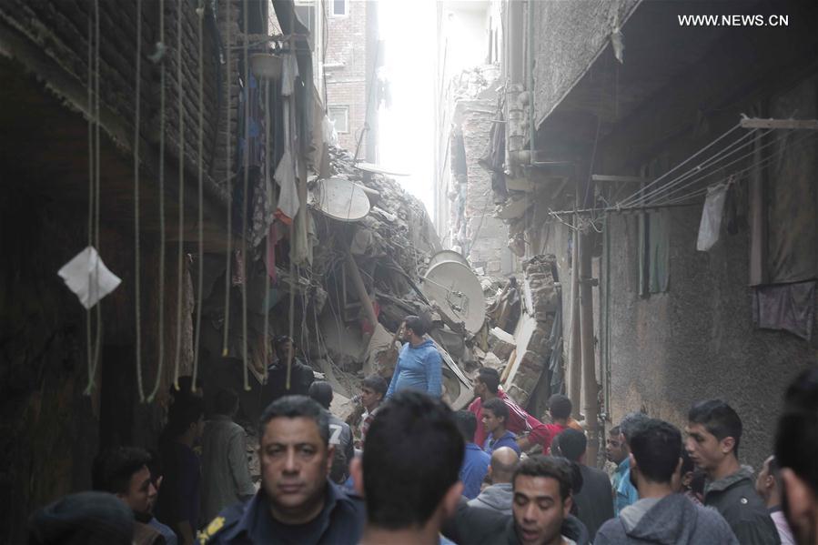 الصورة: مصرع طفلة وإصابة 16 آخرين في انهيار مبنى بالقاهرة