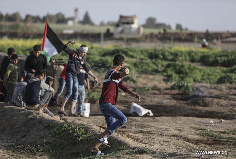 الصورة: إصابة 32 فلسطينيا بمواجهات مع الجيش الإسرائيلي في الضفة وغزة